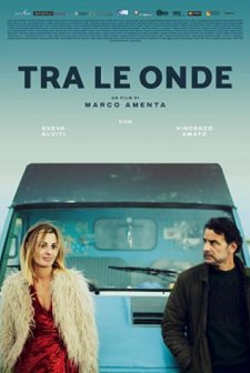Tra le onde (2021) afişi
