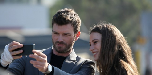 Kıvanç Tatlıtuğ ve Serenay Sarıkaya’lı “Aile” Dizisinden İlk Görseller! Kıvanç Tatlıtuğ ve Serenay Sarıkaya’lı “Aile” Dizisinden İlk Görseller!