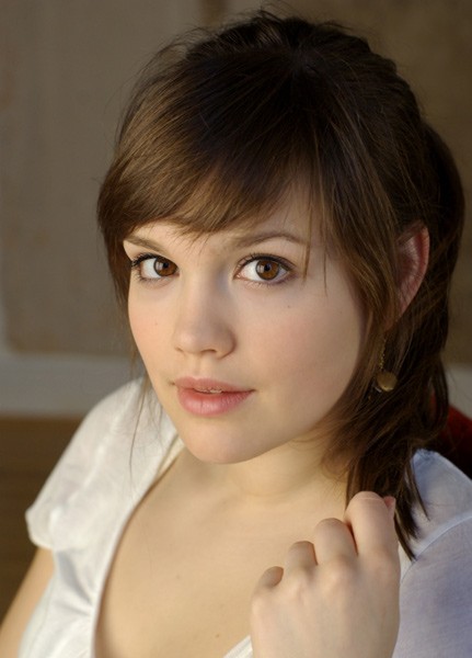 Emilia Schüle Fotoğrafı