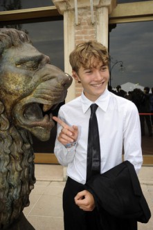 Toby Regbo Fotoğrafı