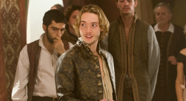 Toby Regbo Fotoğrafı