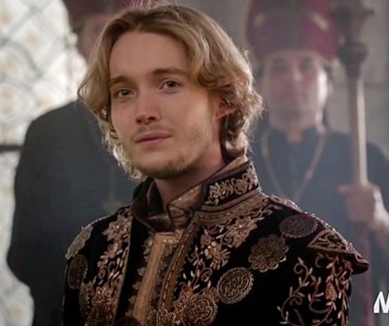 Toby Regbo Fotoğrafı