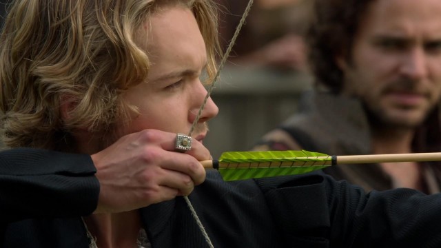 Toby Regbo Fotoğrafı