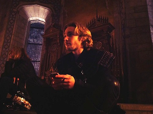 Toby Regbo Fotoğrafı