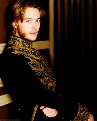 Toby Regbo Fotoğrafı