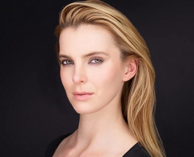 Betty Gilpin Fotoğrafı