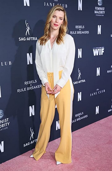 Betty Gilpin Fotoğrafı