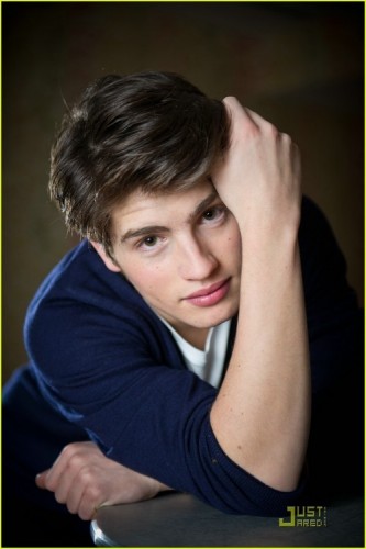 Gregg Sulkin fotoğrafı
