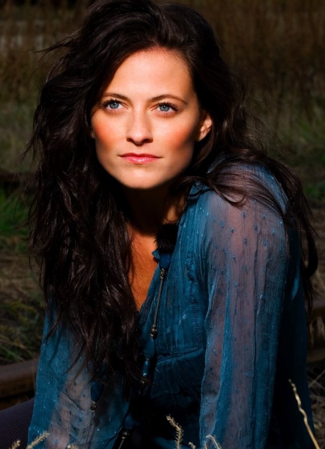 Lara Pulver Fotoğrafları 1