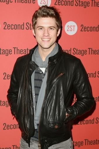 Aaron Tveit Fotoğrafı