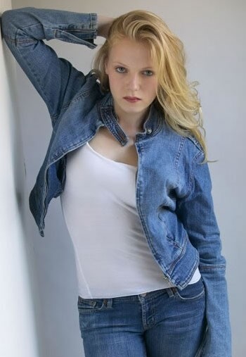 Emma Bell Fotoğrafları 13