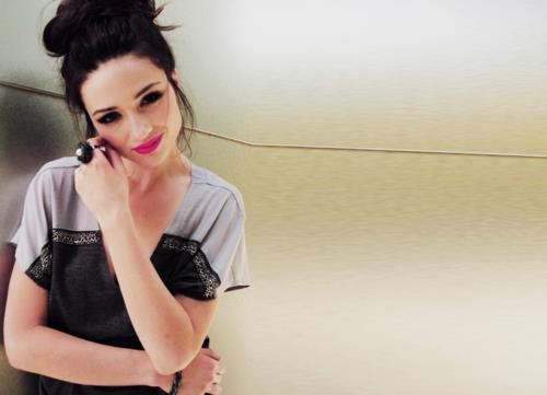 Crystal Reed Fotoğrafı