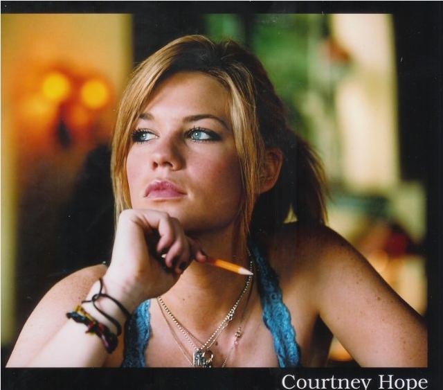Courtney Hope fotoğrafı