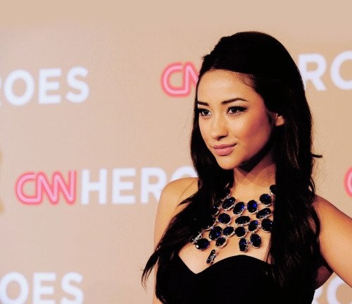 Shay Mitchell Fotoğrafı