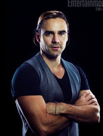 Dustin Clare Fotoğrafı