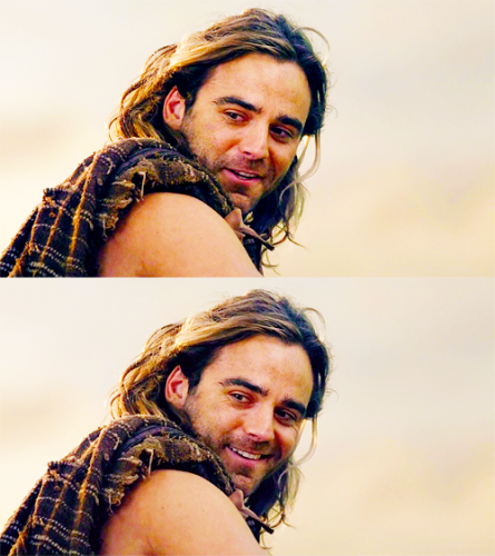 Dustin Clare Fotoğrafı