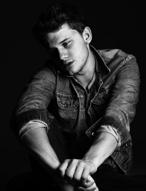Jeremy Irvine Fotoğrafı