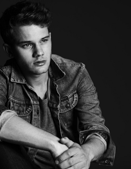 Jeremy Irvine Fotoğrafları 20