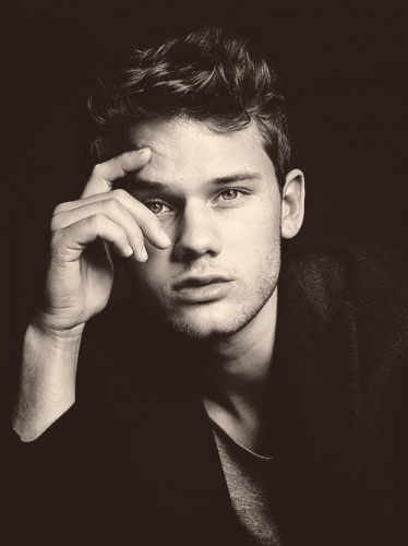 Jeremy Irvine Fotoğrafları 23