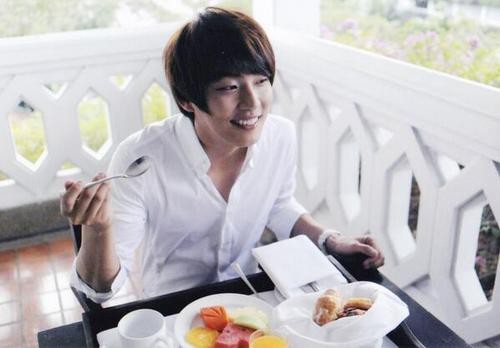 Yoon Si Yoon Fotoğrafı