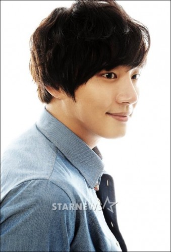 Yoon Si Yoon Fotoğrafı
