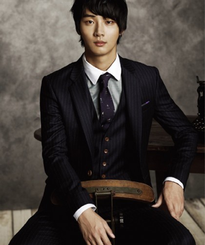 Yoon Si Yoon Fotoğrafı
