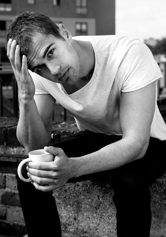 Theo James Fotoğrafı