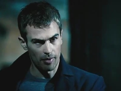 Theo James Fotoğrafı