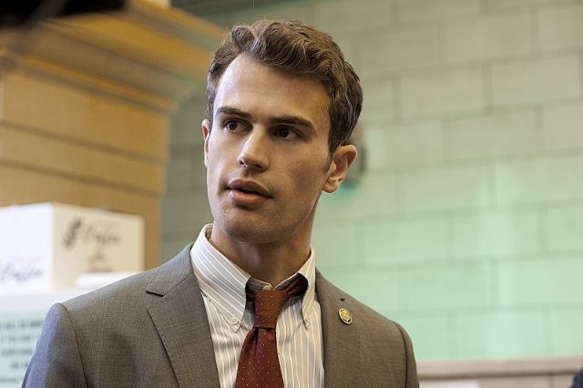 Theo James Fotoğrafı