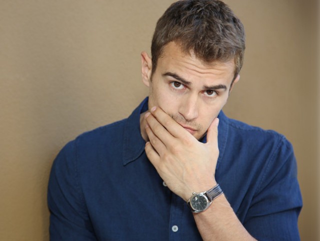 Theo James Fotoğrafları 41