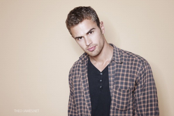 Theo James Fotoğrafı