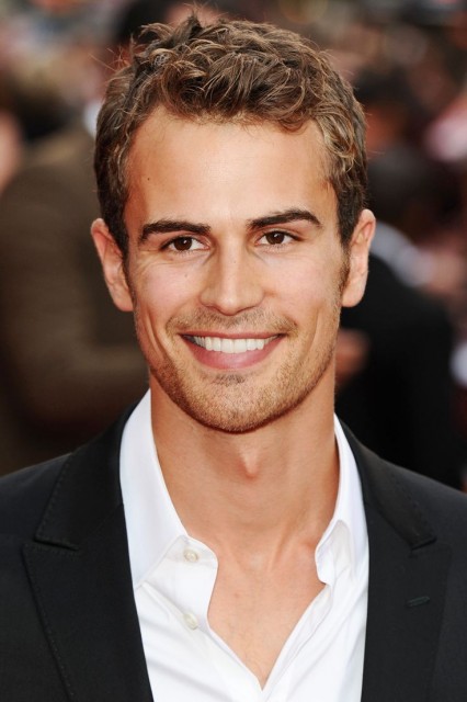 Theo James Fotoğrafı