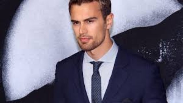 Theo James Fotoğrafı