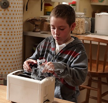Ethan Cutkosky Fotoğrafı