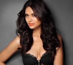 Esha Gupta Fotoğrafı
