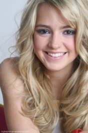Katelyn Tarver Fotoğrafı