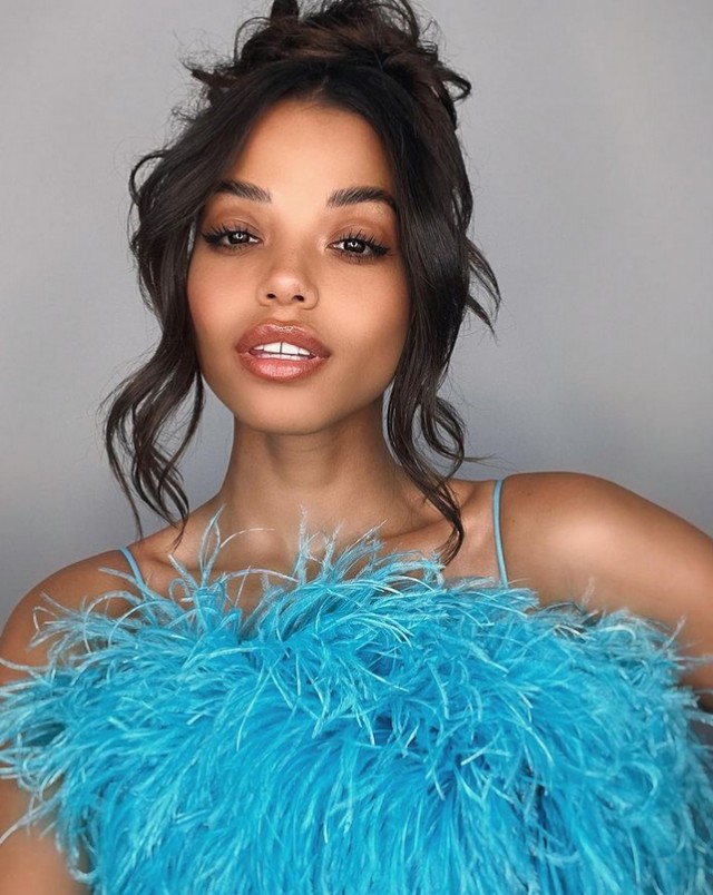 Ella Balinska Fotoğrafı