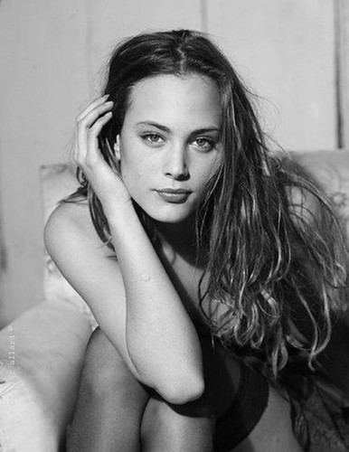Nora Arnezeder Fotoğrafı