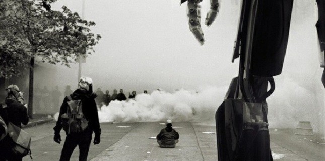 Bryan Singer Sentinel İle Fotoğrafını Yayınlandı Bryan Singer Sentinel İle Fotoğrafını Yayınlandı
