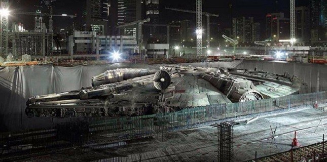 J.J. Abrams Millenium Falcon Gemisini Görücüye Çıkardı