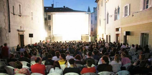 Sinemasız Kentlere 'Yazlık Sinema' Desteği Sinemasız Kentlere 'Yazlık Sinema' Desteği