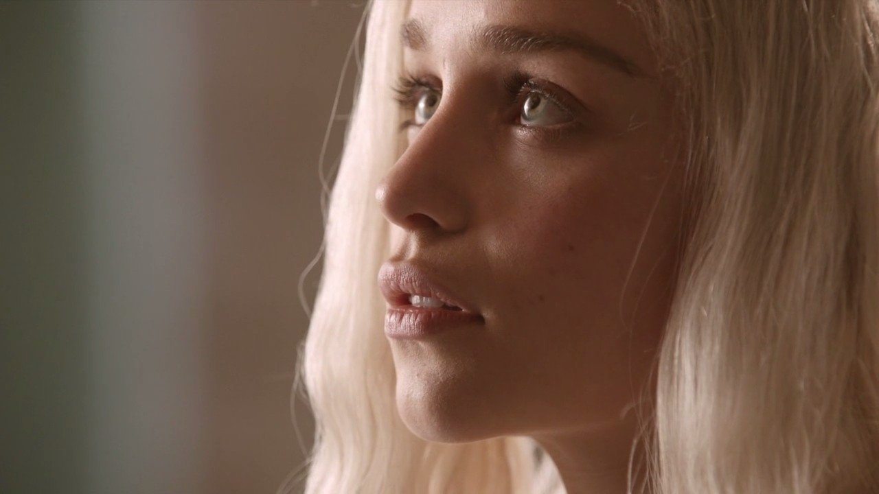 Serinin kitaplarında Daenerys'in göz rengi ne miydi? Serinin kitaplarında Daenerys'in göz rengi ne miydi?