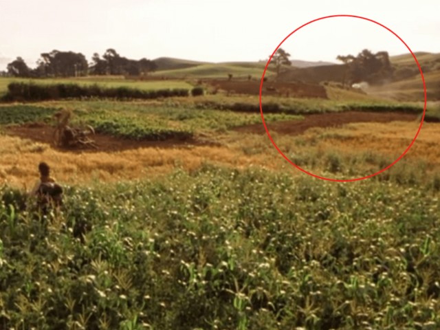 Yüzüklerin Efendisi: Yüzük Kardeşliği“The Lord of the Rings: The Fellowship of the Ring” (2001) - Shire'daki Araba