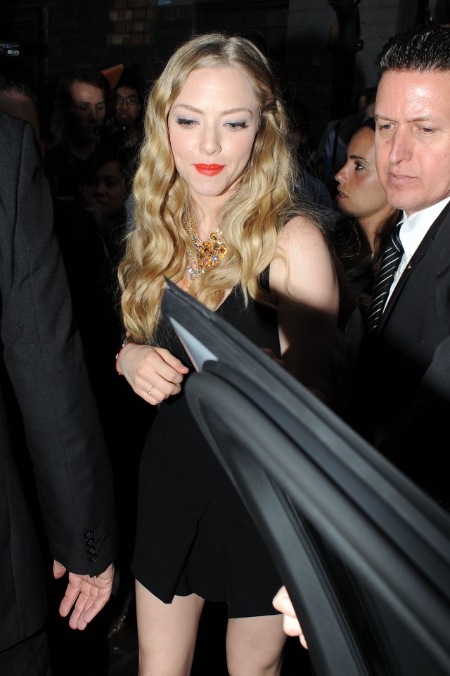 Kız ve Kurt Fotoğrafı