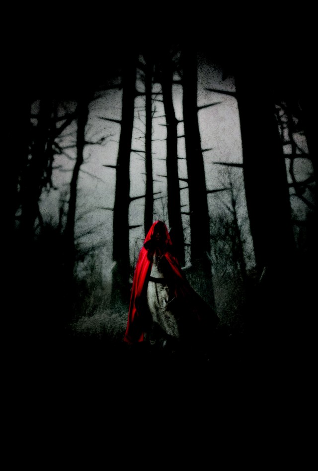 Kız ve Kurt Fotoğrafı