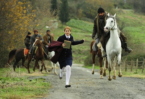 Öyle Bir Geçer Zaman Ki Fotoğrafı