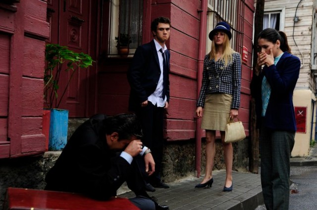 Öyle Bir Geçer Zaman Ki Fotoğrafı