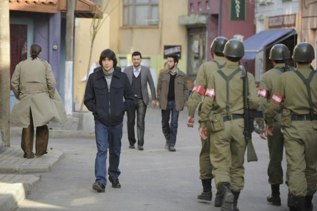 Öyle Bir Geçer Zaman Ki Fotoğrafı