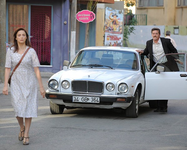 Öyle Bir Geçer Zaman Ki Fotoğrafı