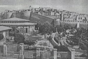 Şehir Bağında Halk Gezintisi Fotoğrafı